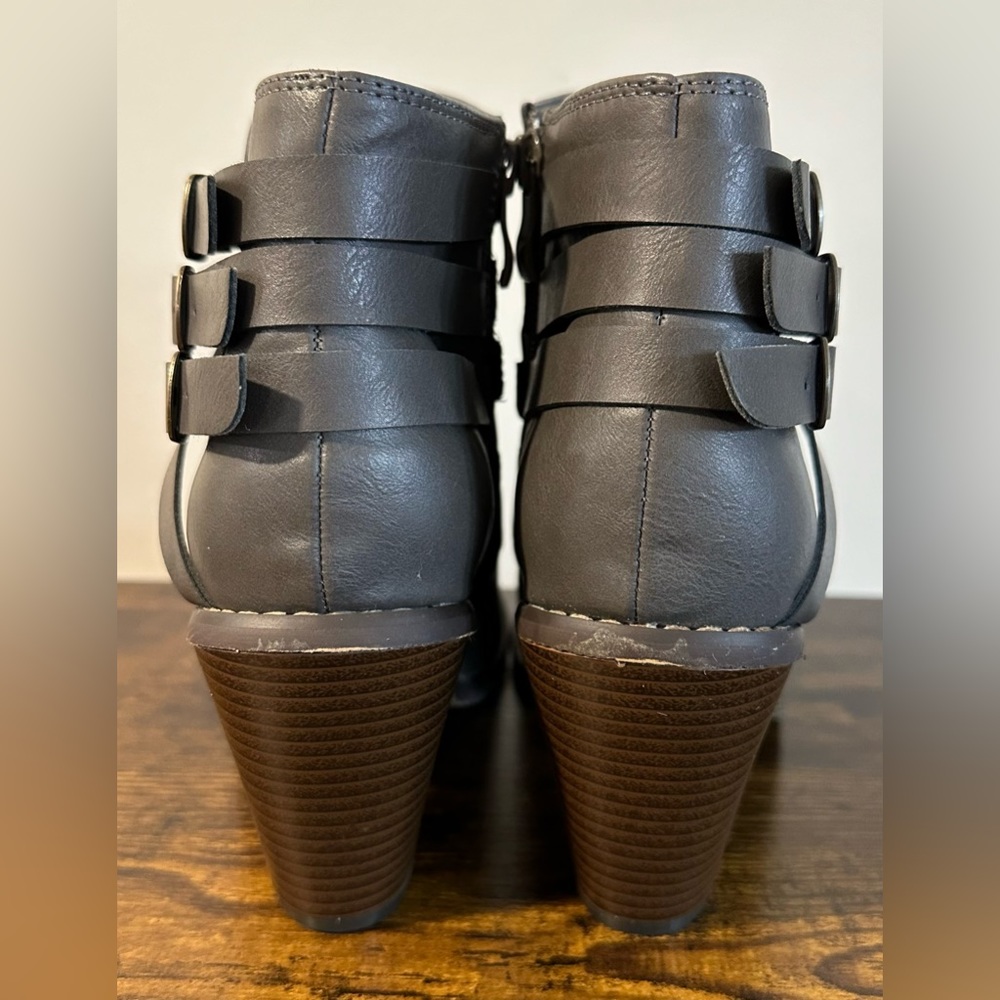 Journee Collection Women’s Gray Buckle Strap Ankle Boots NWT Size 9 - Picture 4 of 8